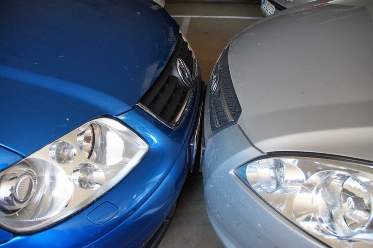 Comment réparer soi-même une bosse sur sa voiture ?